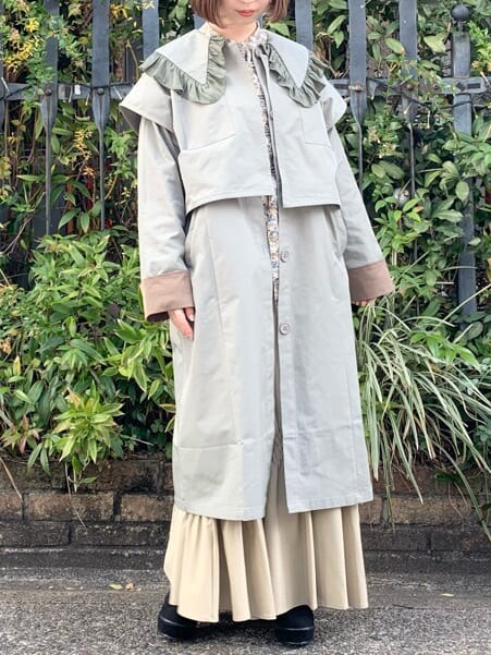 ブラック系のブーツ、ブルー系のシャツ/ブラウス、ベージュ系のトレンチコートを着用したレディースの冬コーディネートの3枚目の写真