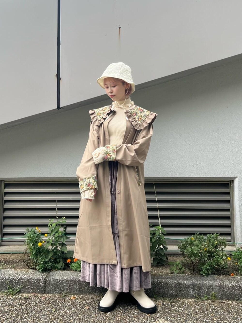 ホワイト系のブーツ、パープル系のスカート、ホワイト系のニット/セーターを着用したレディースの秋コーディネートの4枚目の写真