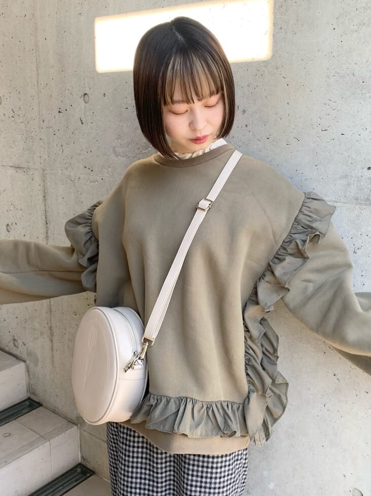ブラック系のパンプス、ホワイト系のショルダーバッグ、ブラック系のスカートを着用したレディースの冬コーディネートの4枚目の写真