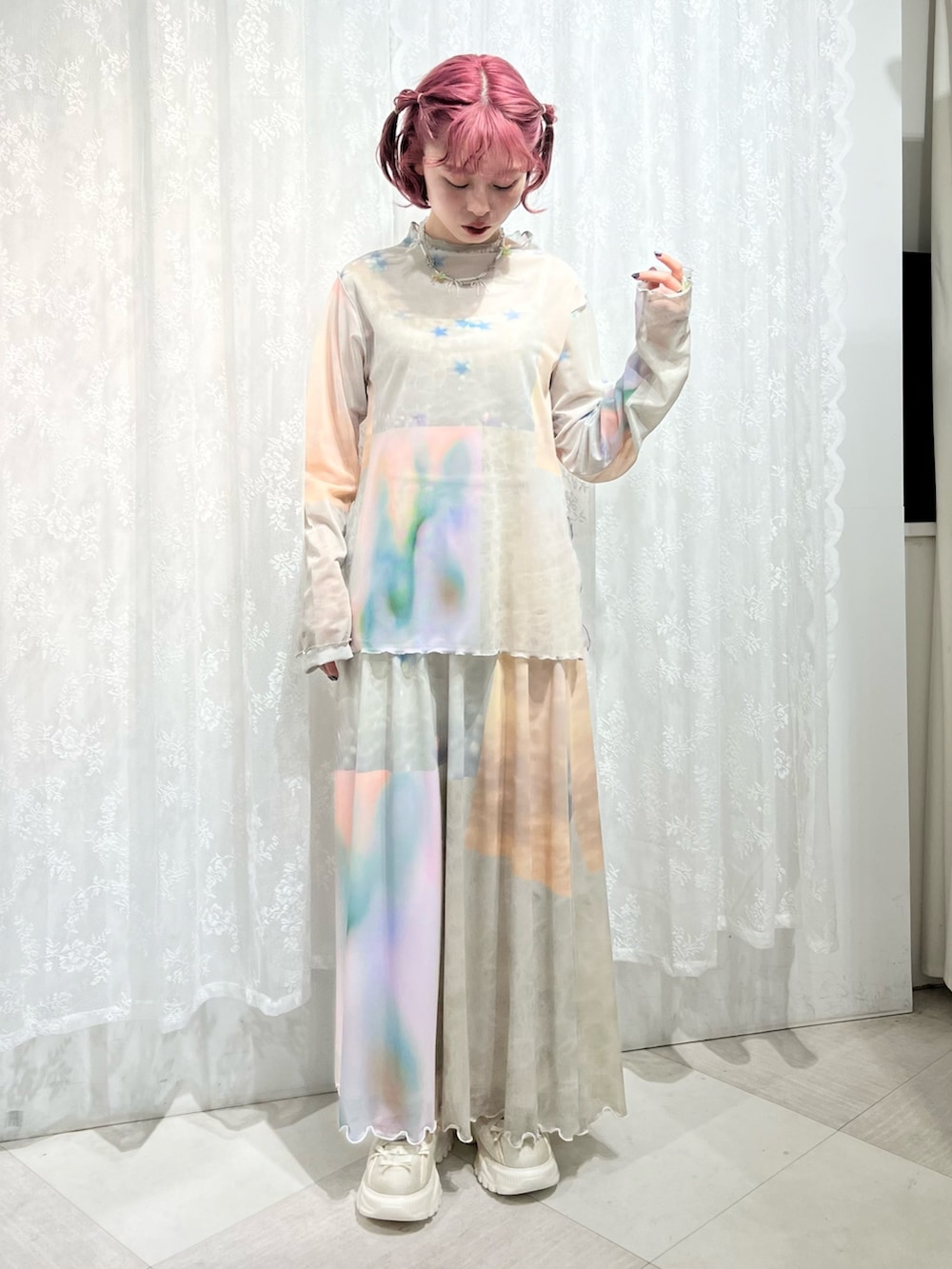 ピンク系のTシャツ/カットソー、ホワイト系のスニーカー、ピンク系のスカートを着用したレディースの春コーディネートの2枚目の写真