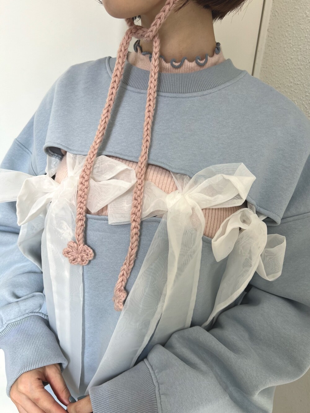 ブルー系のスウェット、グレー系のスカート、ピンク系のニット/セーターを着用したレディースの夏コーディネートの8枚目の写真