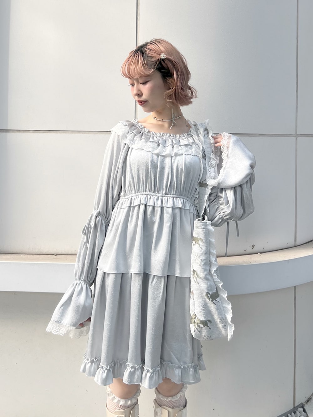 ブルー系のワンピース、ブルー系のトートバッグ、ホワイト系のブーツを着用したレディースの夏コーディネートの6枚目の写真