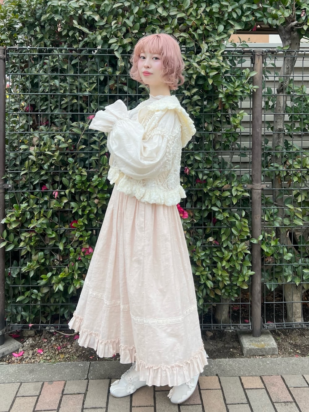 ホワイト系のブルゾン、ホワイト系のTシャツ/カットソー、ピンク系のワンピースを着用したレディースの冬コーディネートの4枚目の写真