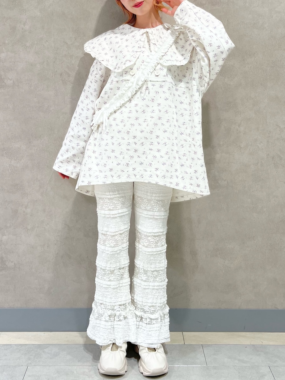 ホワイト系のデニムジャケット、ホワイト系のスラックス、ホワイト系のスニーカーを着用したレディースの秋コーディネートの4枚目の写真