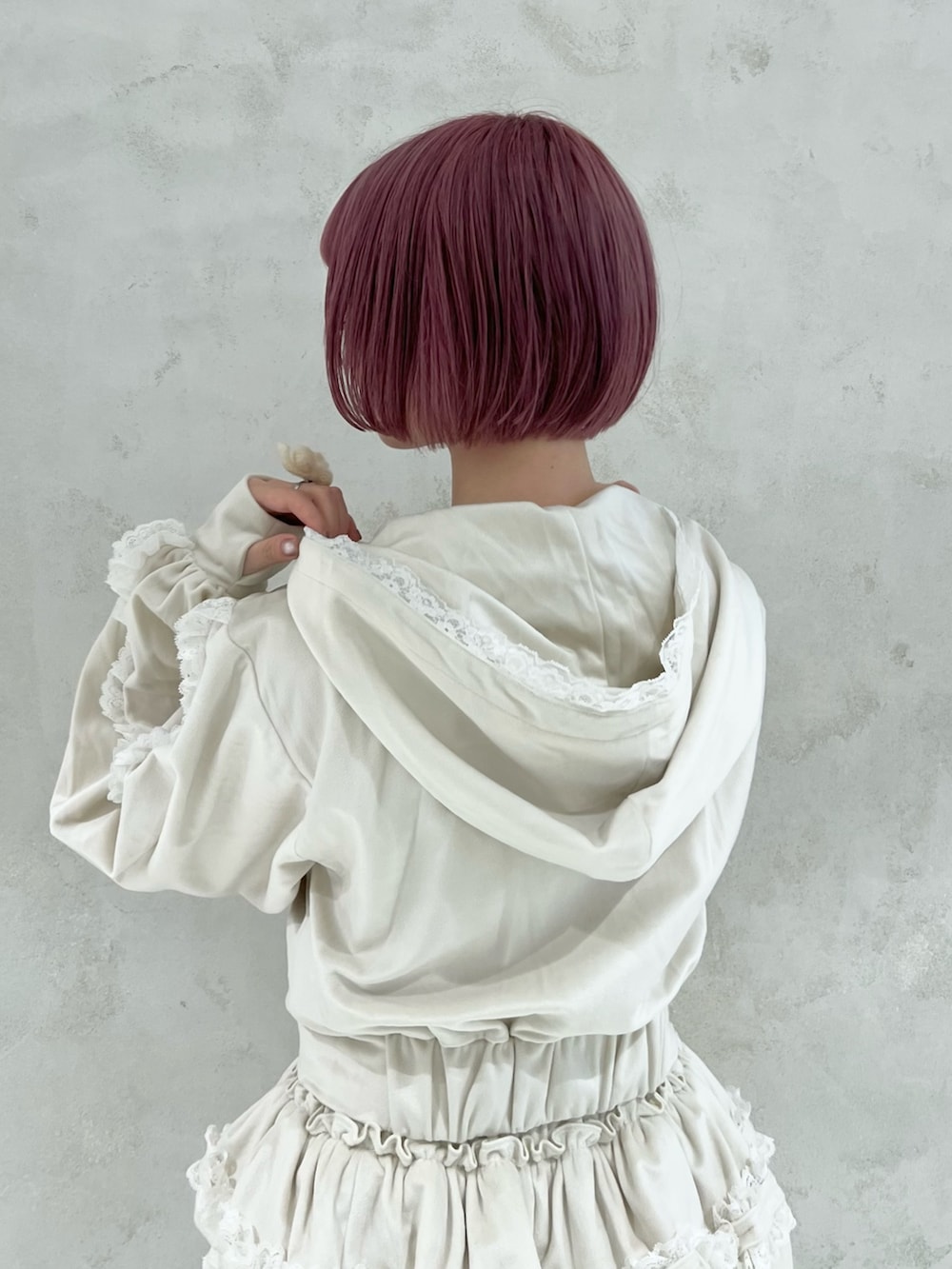 ホワイト系のスカート、ホワイト系のパーカー、ベージュ系のローファーを着用したレディースの秋コーディネートの8枚目の写真