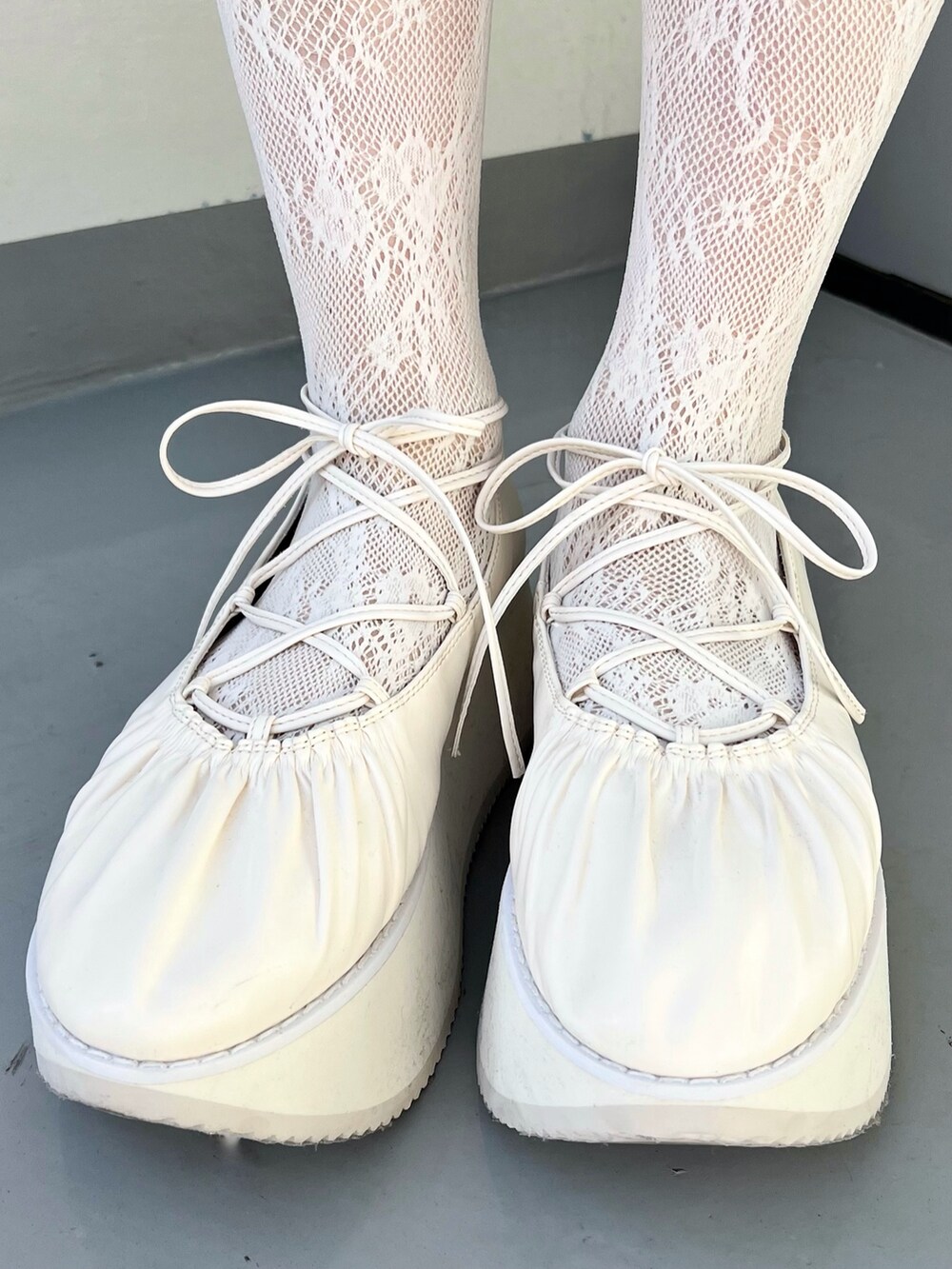 グリーン系のシャツ/ブラウス、ホワイト系のバレエシューズ、ホワイト系のトートバッグを着用したレディースの冬コーディネートの8枚目の写真