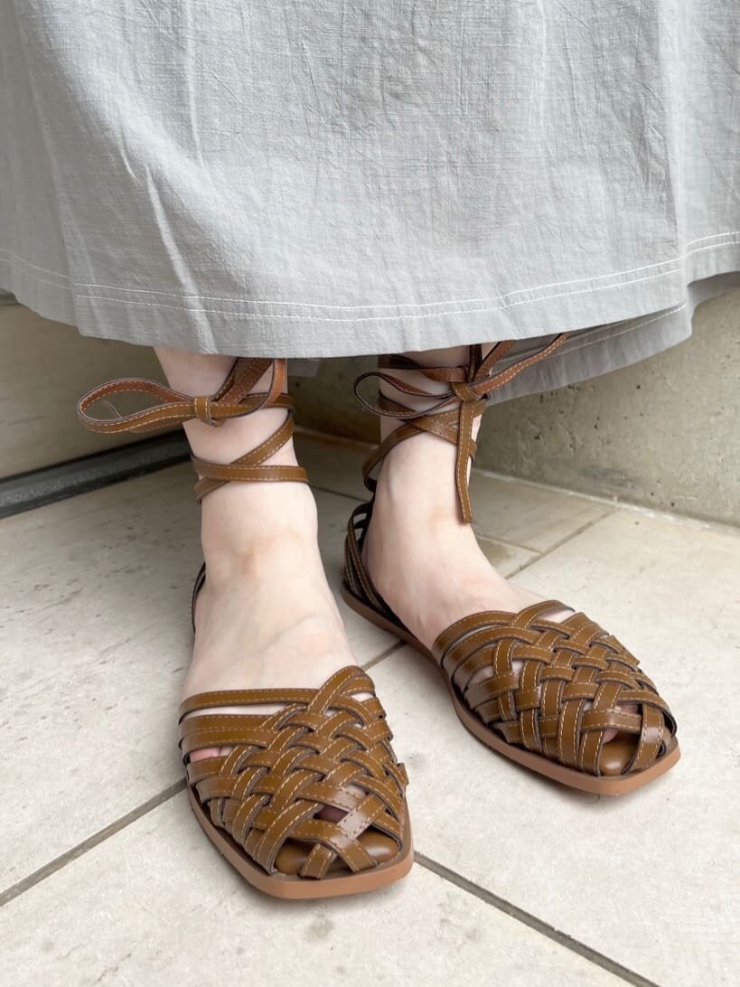 オレンジ系のパンプス、グリーン系のワンピース、ホワイト系のシャツ/ブラウスを着用したレディースの夏コーディネートの10枚目の写真