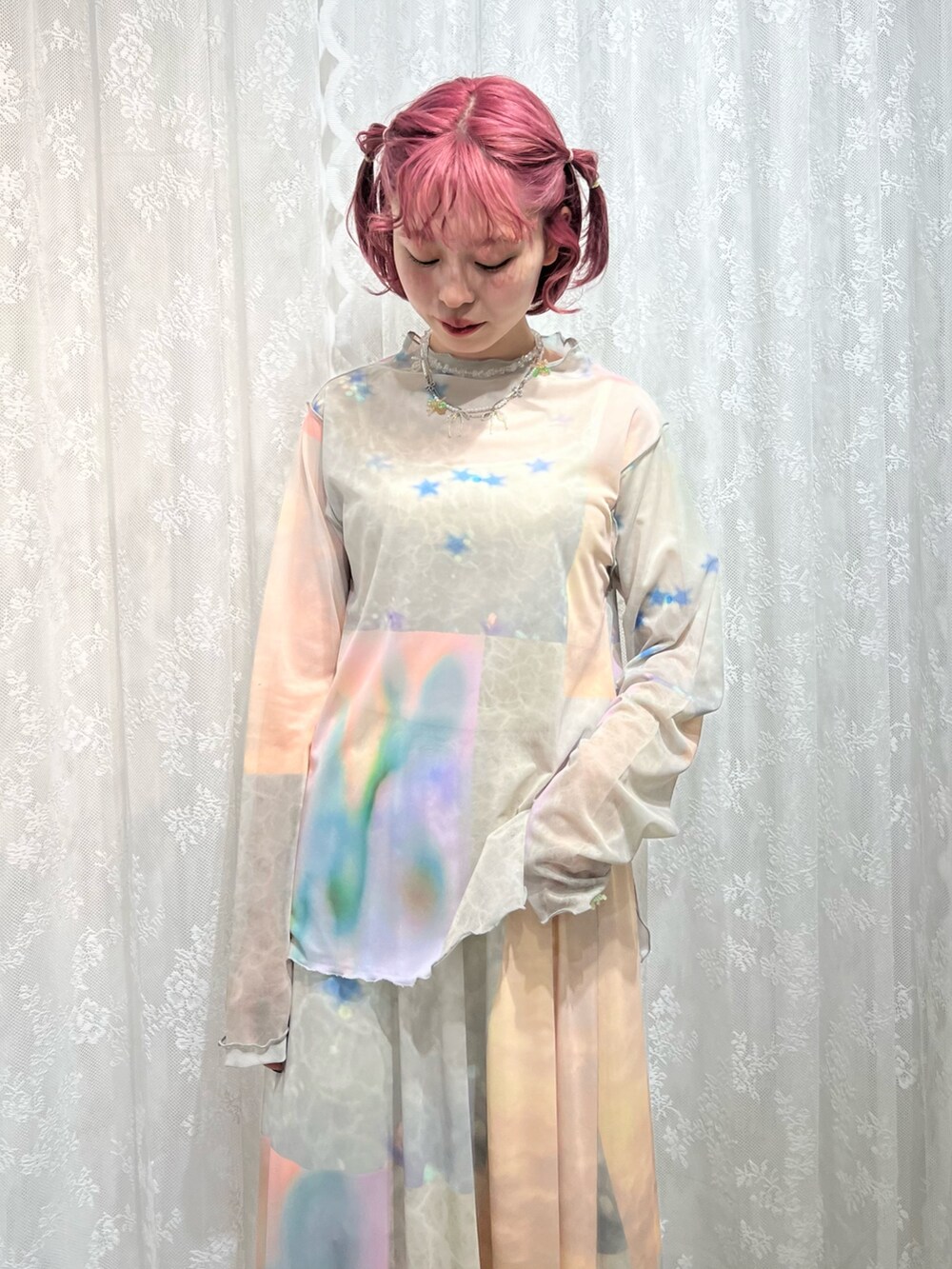 ピンク系のTシャツ/カットソー、ホワイト系のスニーカー、ピンク系のスカートを着用したレディースの春コーディネートの5枚目の写真