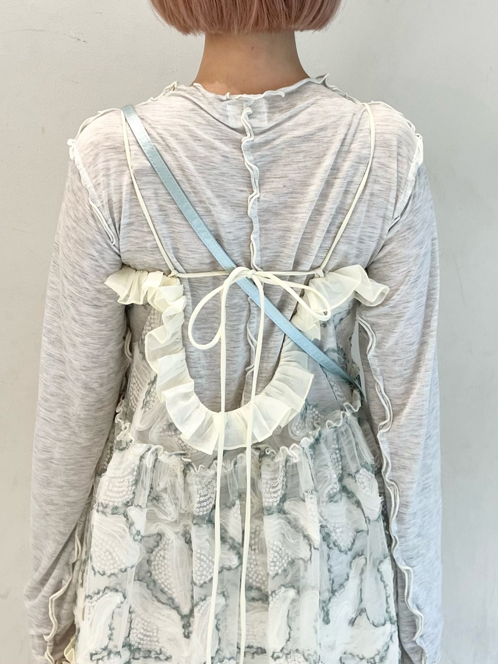 グレー系のTシャツ/カットソー、グリーン系のワンピース、ブルー系のショルダーバッグを着用したレディースの夏コーディネートの9枚目の写真