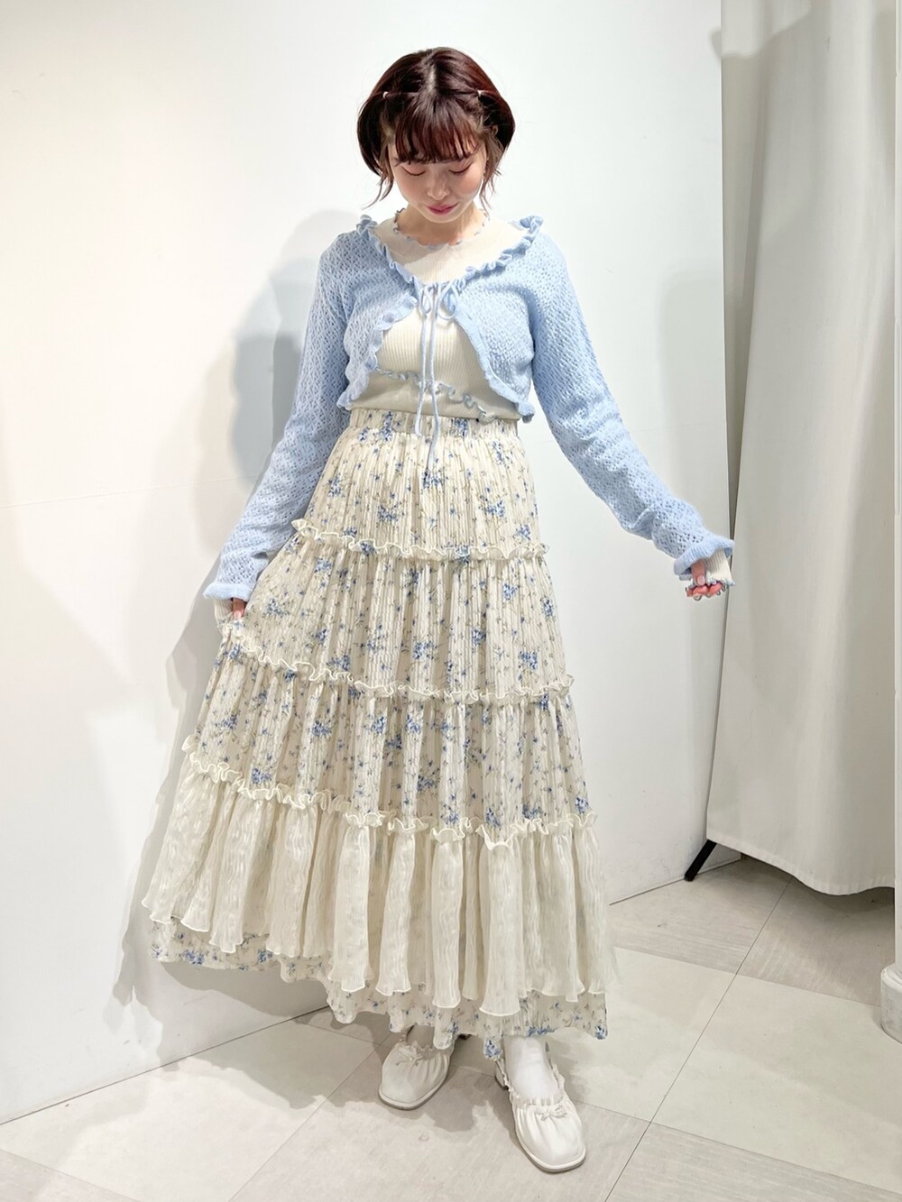 ブルー系のカーディガン/ボレロ、ホワイト系のTシャツ/カットソー、ホワイト系のショルダーバッグを着用したレディースの春コーディネートの2枚目の写真