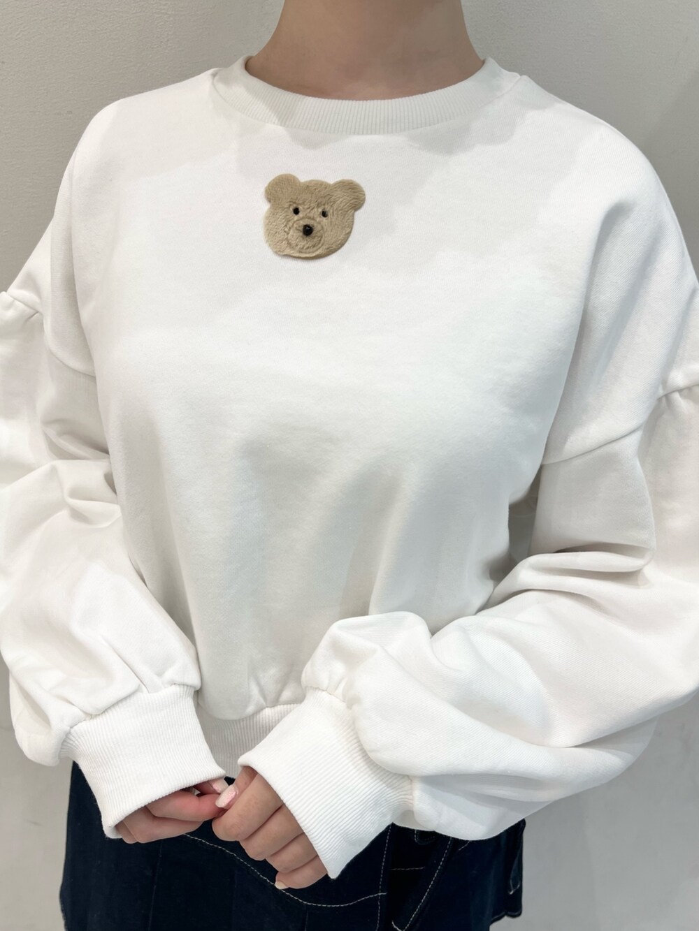 ブルー系のデニムスカート、ブルー系のブルゾン、ホワイト系のスウェットを着用したレディースの冬コーディネートの7枚目の写真