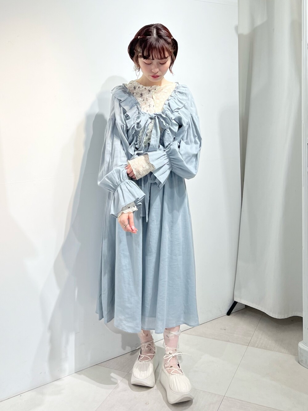 ホワイト系のTシャツ/カットソー、ホワイト系のバレエシューズ、グリーン系のワンピースを着用したレディースの冬コーディネートの2枚目の写真