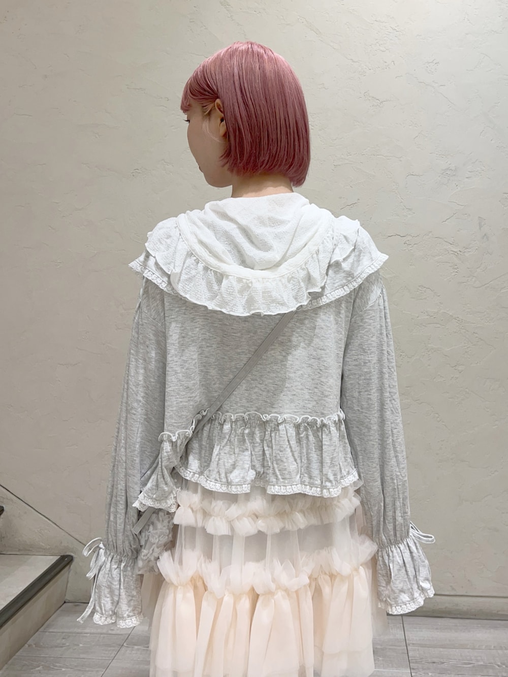 グレー系のカーディガン/ボレロ、ホワイト系のTシャツ/カットソー、ホワイト系のスニーカーを着用したレディースの夏コーディネートの7枚目の写真