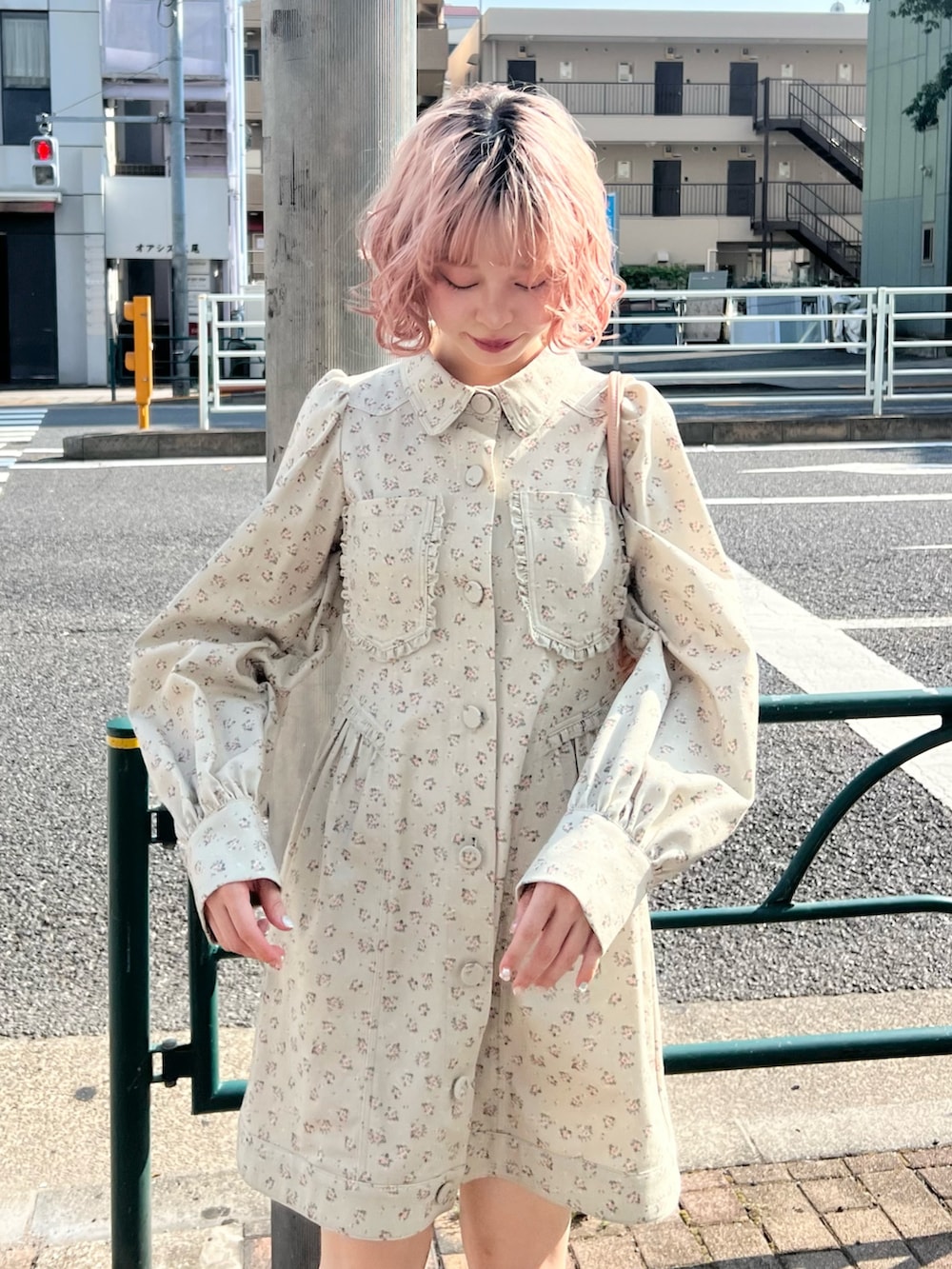 グリーン系のワンピース、ブラック系のブーツ、ピンク系のボストンバッグを着用したレディースの夏コーディネートの6枚目の写真