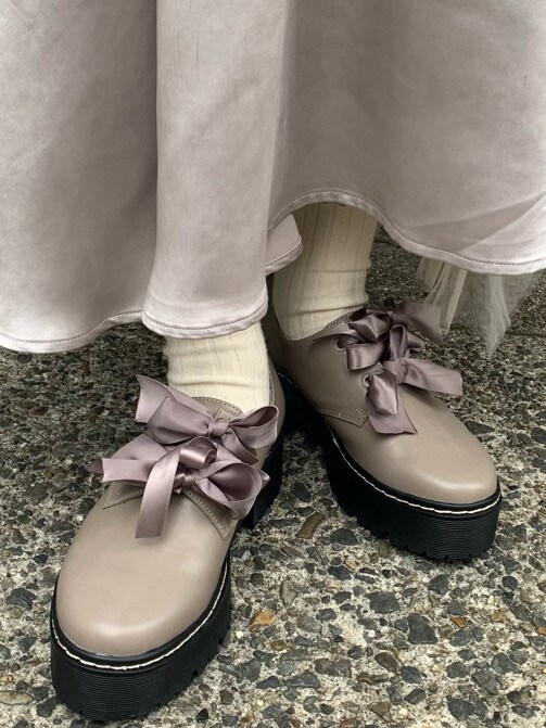 パープル系のテーラードジャケットを着用したレディースの春コーディネートの4枚目の写真