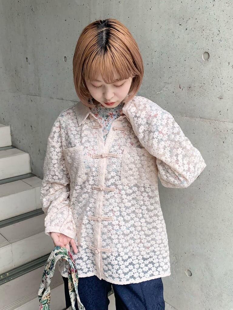 「merryjenny」｜「merry jennyのblossam エアリーカンフーシャツ（シャツ/ブラウス、ピンク系）」を使った、sumomoさん（レディース・156cm）の秋コーディネートの3枚目の写真