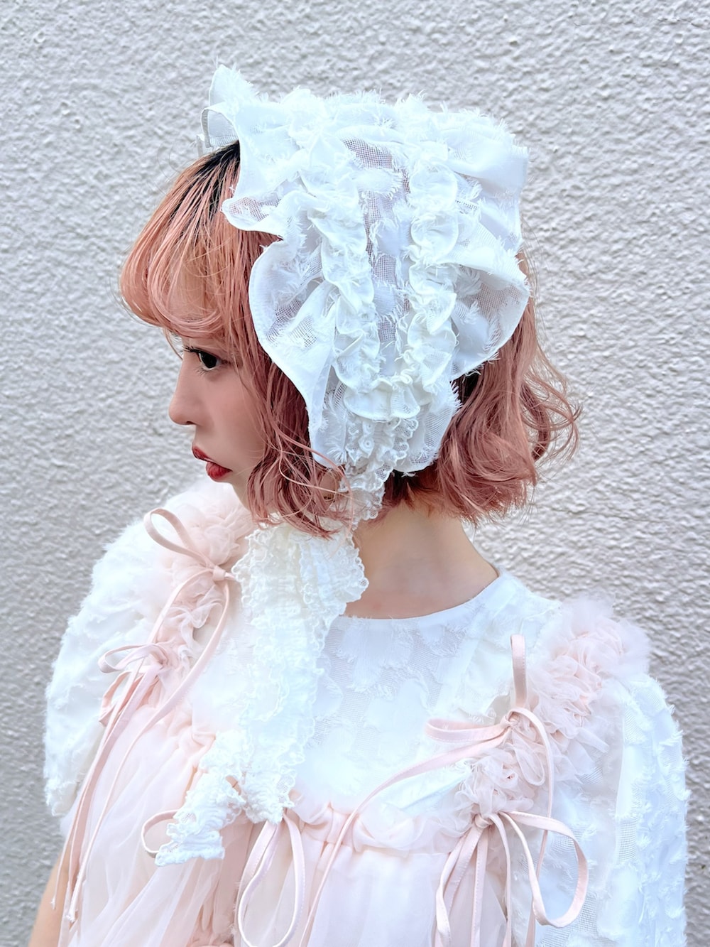 ホワイト系のワンピース、ピンク系のワンピース、ホワイト系のスニーカーを着用したレディースの夏コーディネートの7枚目の写真