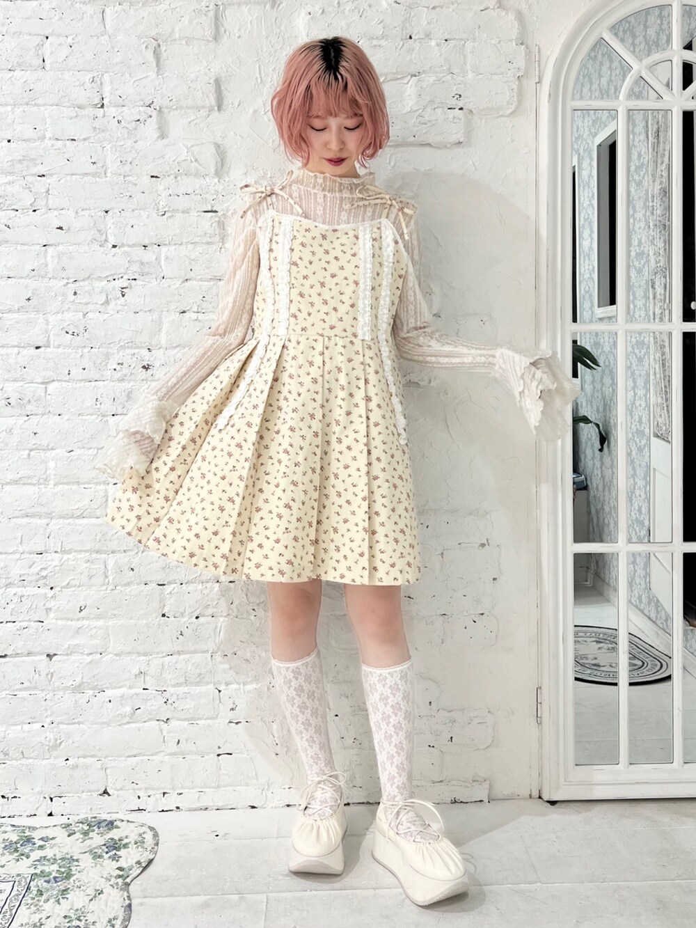 ホワイト系のワンピース、ホワイト系のTシャツ/カットソー、ホワイト系のバレエシューズを着用したレディースの冬コーディネートの2枚目の写真
