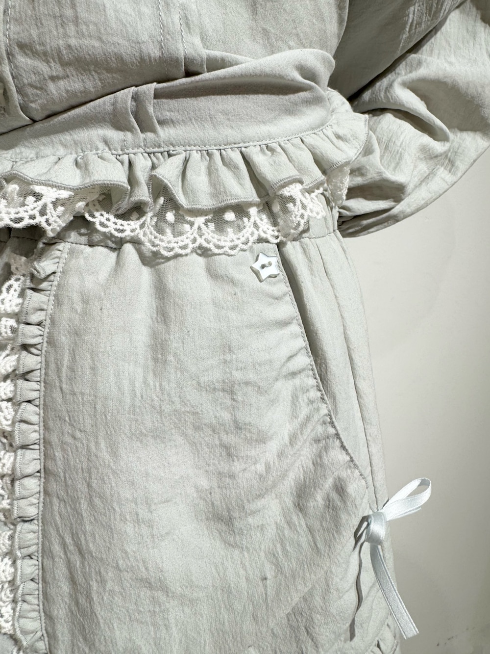 ブルー系のシャツ/ブラウス、ブルー系のスカート、ホワイト系のスニーカーを着用したレディースの冬コーディネートの10枚目の写真