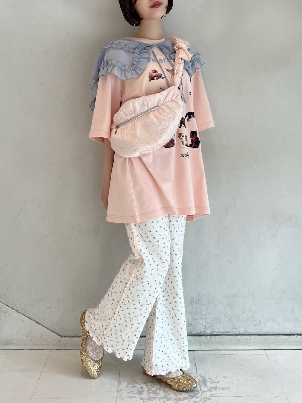 ピンク系のTシャツ/カットソー、ピンク系のその他パンツ、ゴールド系のパンプスを着用したレディースの夏コーディネートの4枚目の写真