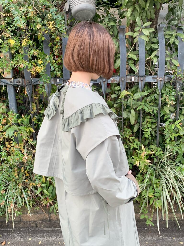 ブラック系のブーツ、ブルー系のシャツ/ブラウス、ベージュ系のトレンチコートを着用したレディースの冬コーディネートの5枚目の写真