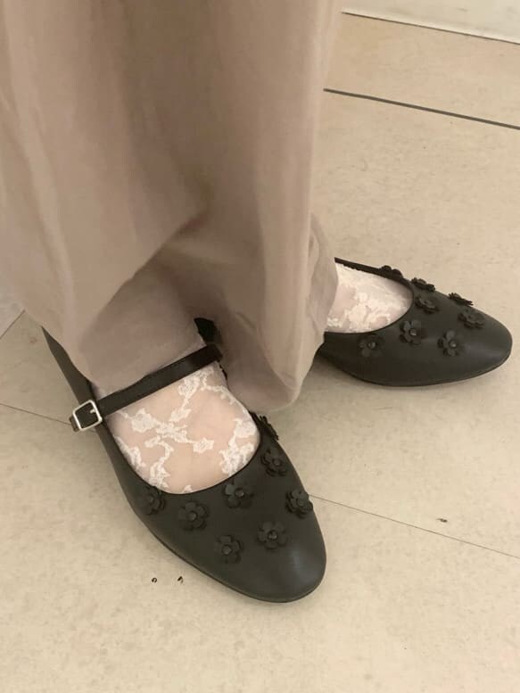 ベージュ系のワンピース、ブラック系のパンプス、ホワイト系のトートバッグを着用したレディースの夏コーディネートの6枚目の写真