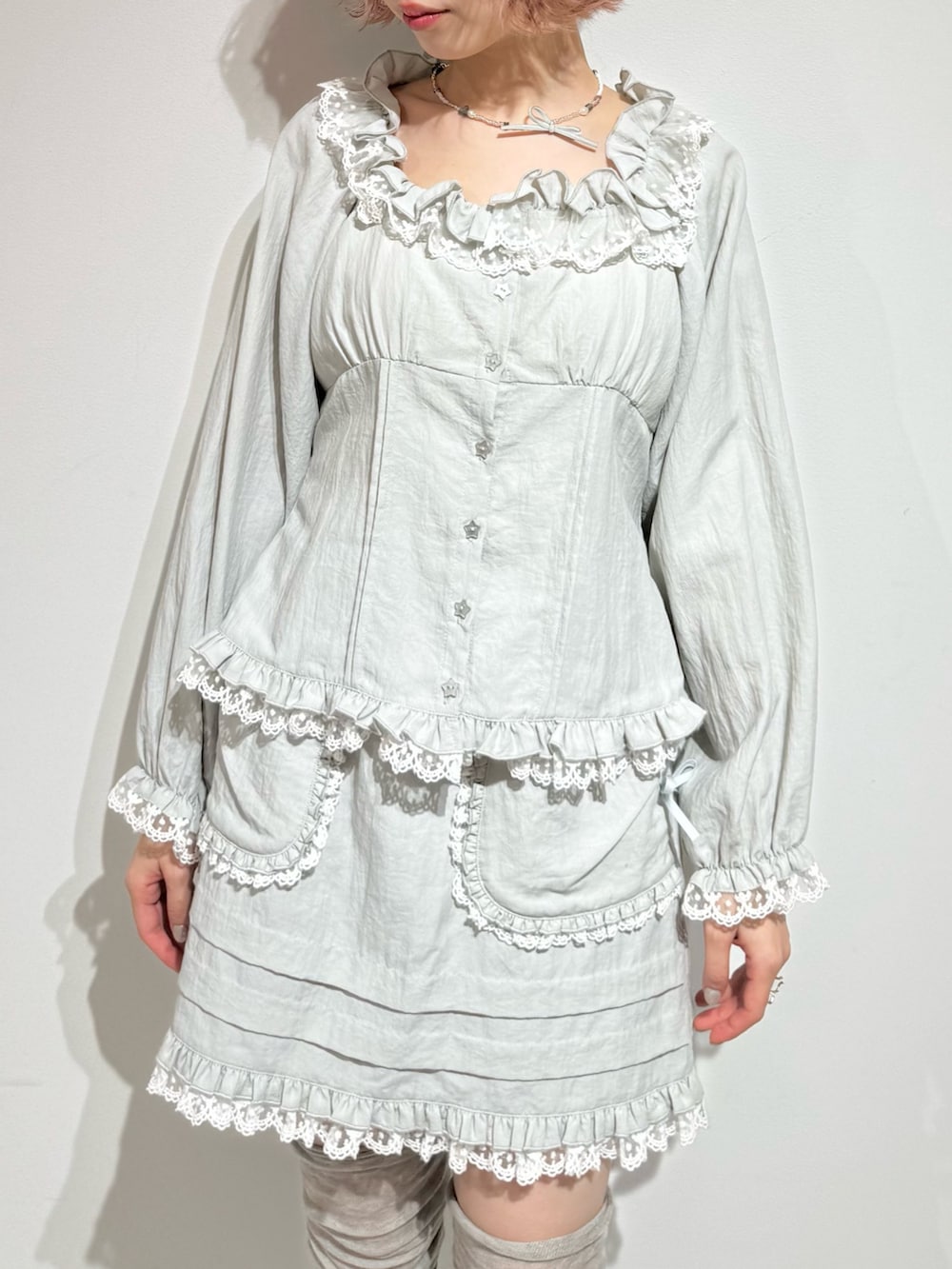 ブルー系のシャツ/ブラウス、ブルー系のスカート、ホワイト系のスニーカーを着用したレディースの冬コーディネートの6枚目の写真