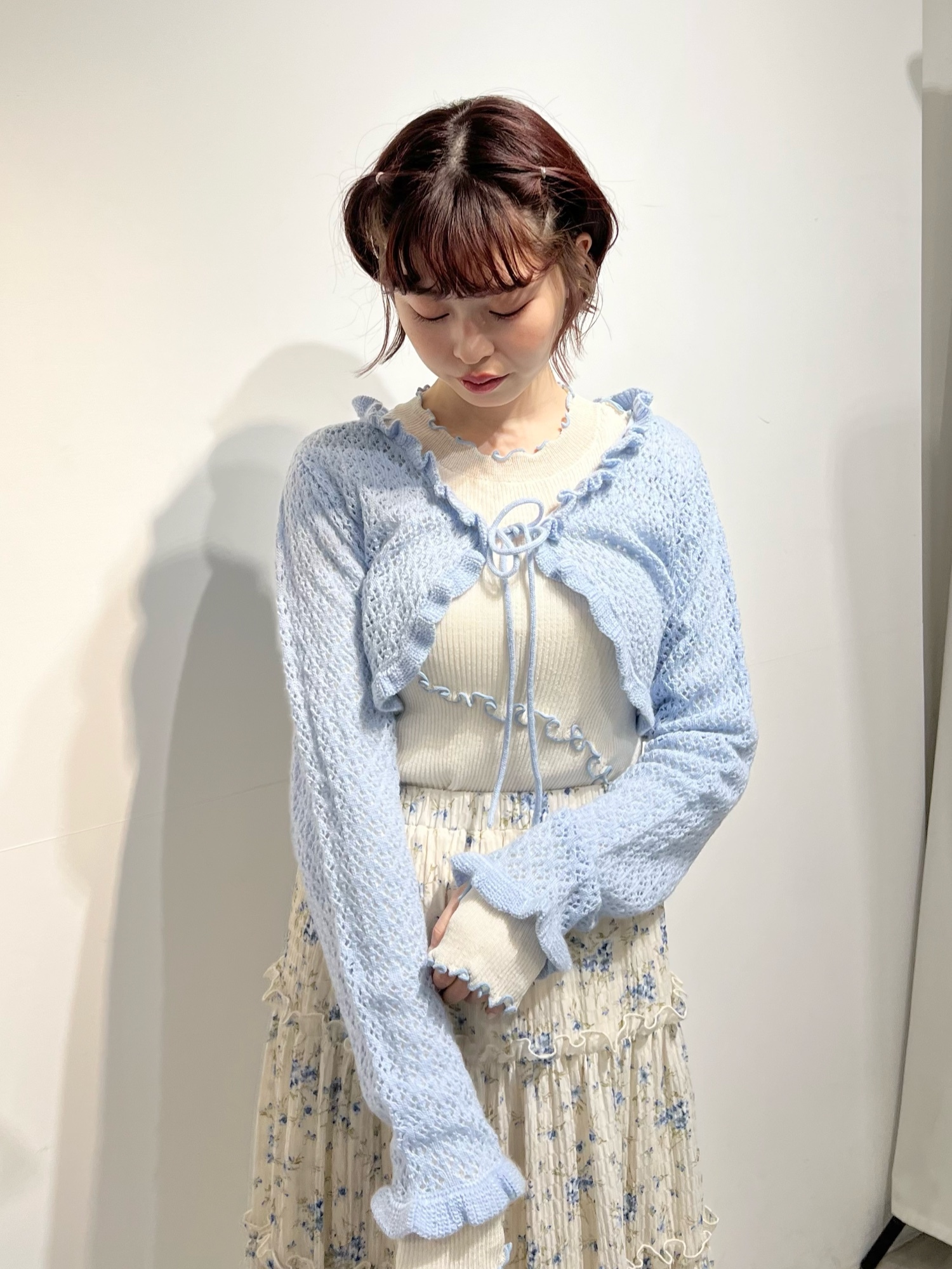 ブルー系のカーディガン/ボレロ、ホワイト系のTシャツ/カットソー、ホワイト系のショルダーバッグを着用したレディースの春コーディネートの7枚目の写真