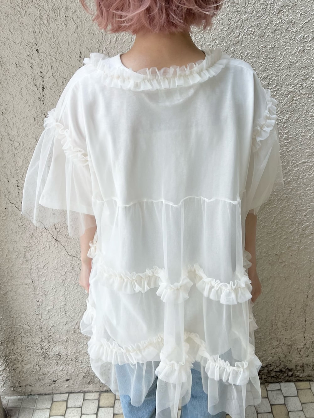 ホワイト系のTシャツ/カットソー、ホワイト系のシャツ/ブラウス、ブルー系のデニムパンツを着用したレディースの春コーディネートの9枚目の写真