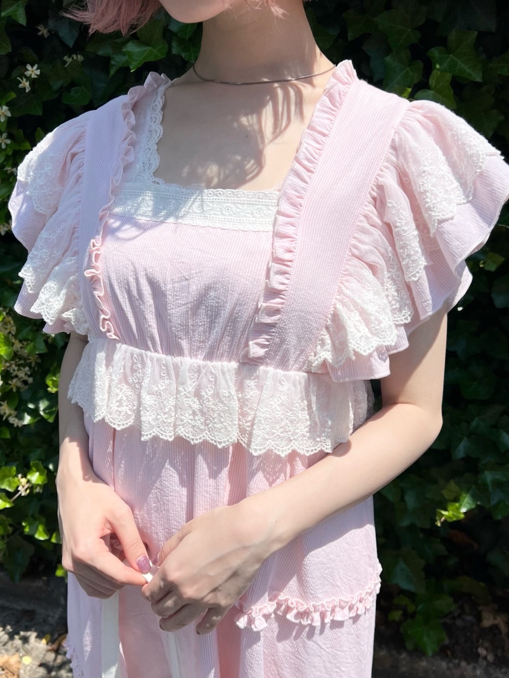 ピンク系のワンピース、ピンク系のキャミソール、ホワイト系のトートバッグを着用したレディースの夏コーディネートの7枚目の写真