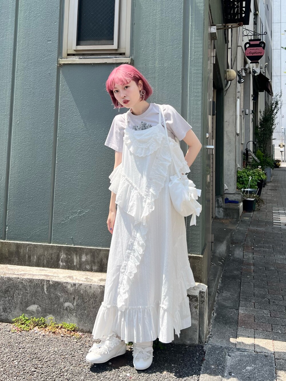 ブルー系のTシャツ/カットソー、ホワイト系のワンピース、ホワイト系のショルダーバッグを着用したレディースの夏コーディネートの4枚目の写真