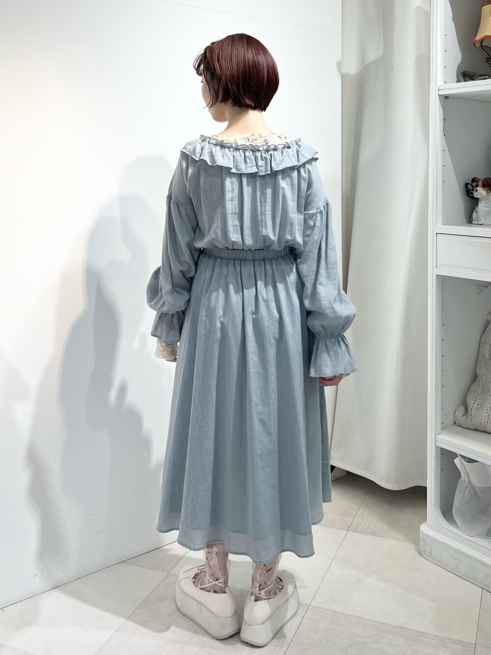 ホワイト系のTシャツ/カットソー、ホワイト系のバレエシューズ、グリーン系のワンピースを着用したレディースの冬コーディネートの4枚目の写真