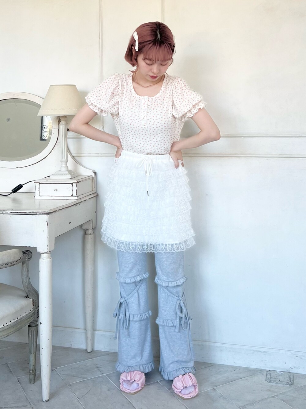 ピンク系のサンダル、グレー系のスウェットパンツ、ホワイト系のスカートを着用したレディースの春コーディネートの4枚目の写真