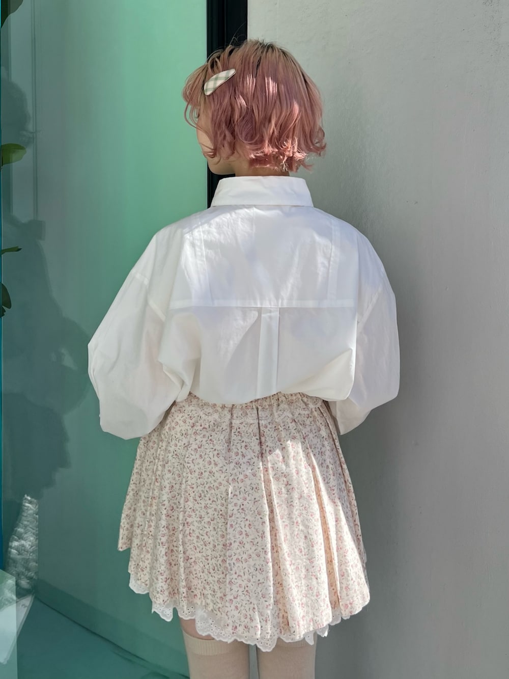 ホワイト系のシャツ/ブラウス、ピンク系のスカート、ホワイト系のスニーカーを着用したレディースの冬コーディネートの9枚目の写真