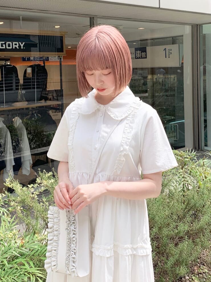 ホワイト系のワンピース、ピンク系のサンダル、ホワイト系のショルダーバッグを着用したレディースの春コーディネートの5枚目の写真