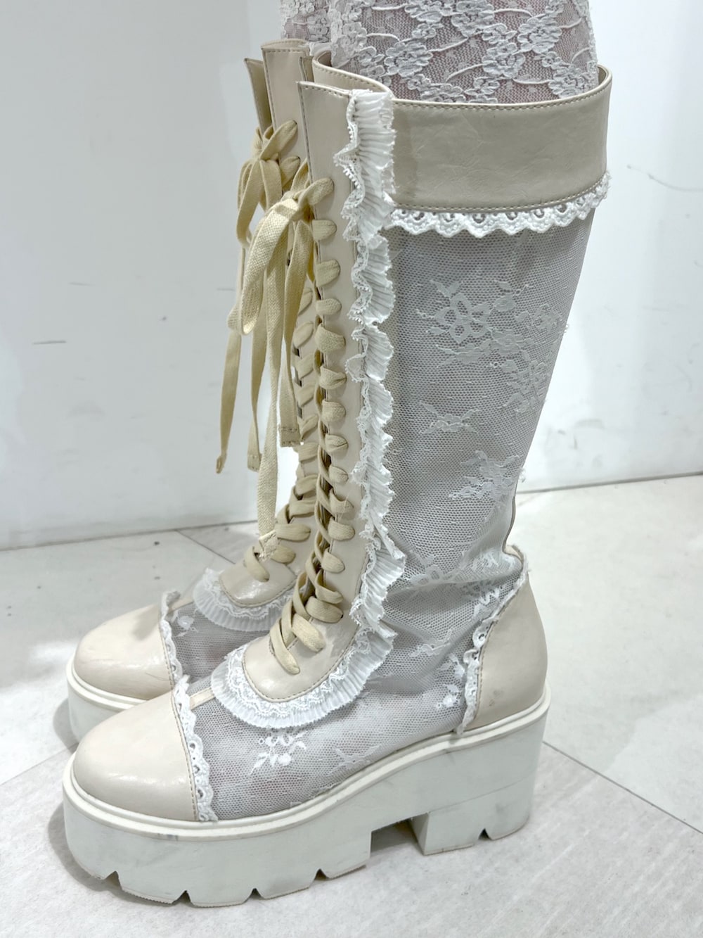 ホワイト系のショルダーバッグ、ピンク系のシャツ/ブラウス、ホワイト系のニット/セーターを着用したレディースの秋コーディネートの10枚目の写真