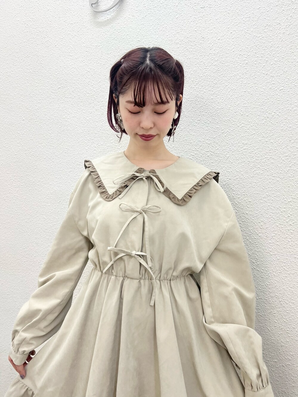 ベージュ系のワンピース、ホワイト系のスニーカーを着用したレディースの秋コーディネートの5枚目の写真