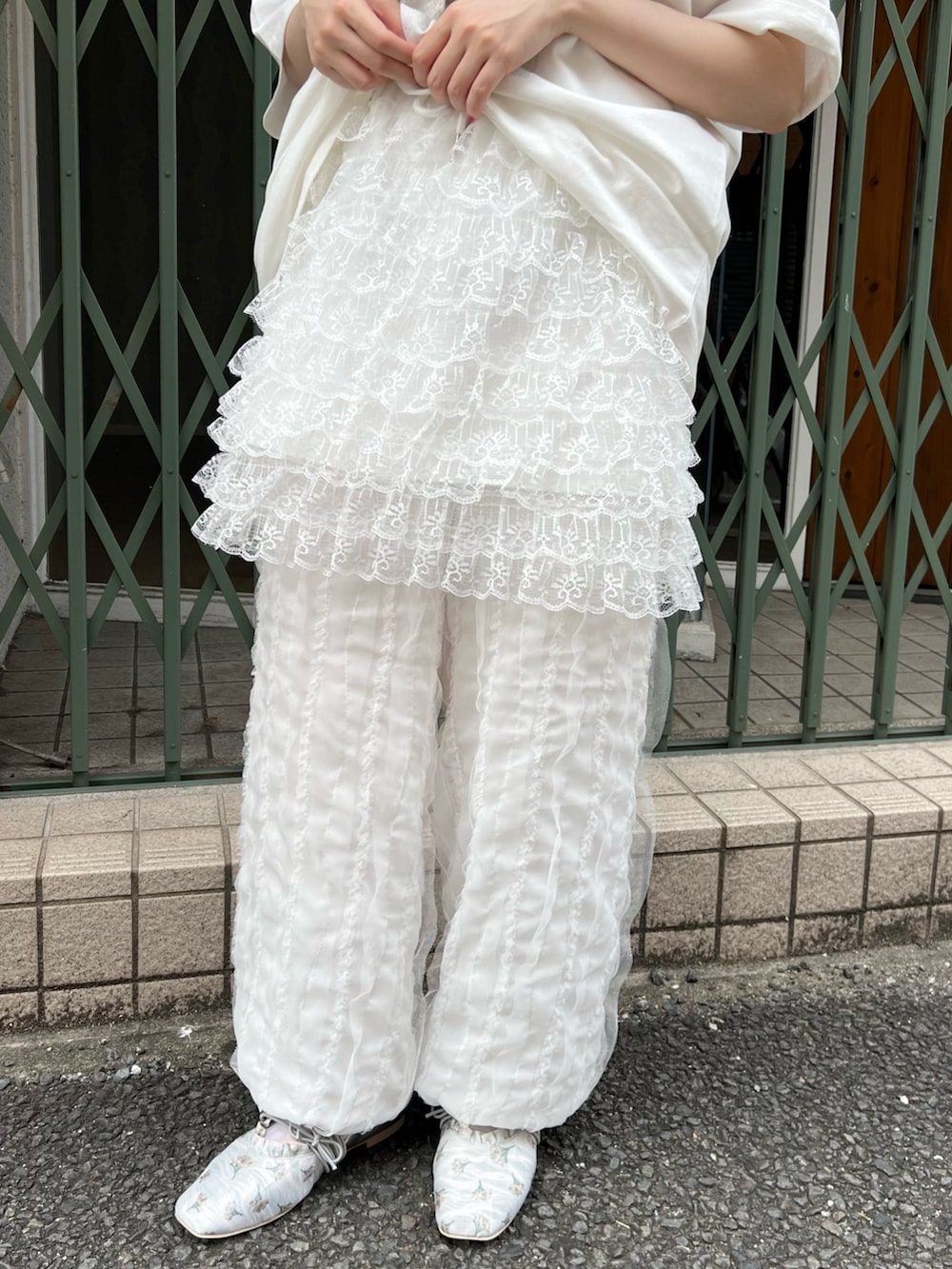 ホワイト系のTシャツ/カットソー、ホワイト系のスカート、ホワイト系のカーゴパンツを着用したレディースの夏コーディネートの9枚目の写真