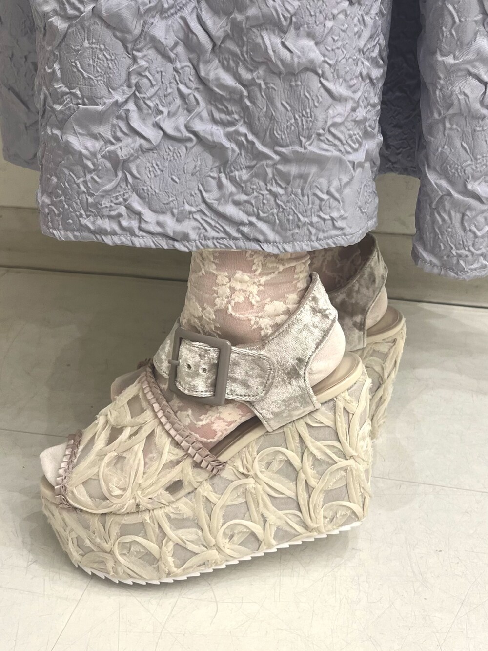 パープル系のワンピース、ホワイト系のTシャツ/カットソー、ホワイト系のサンダルを着用したレディースの夏コーディネートの10枚目の写真