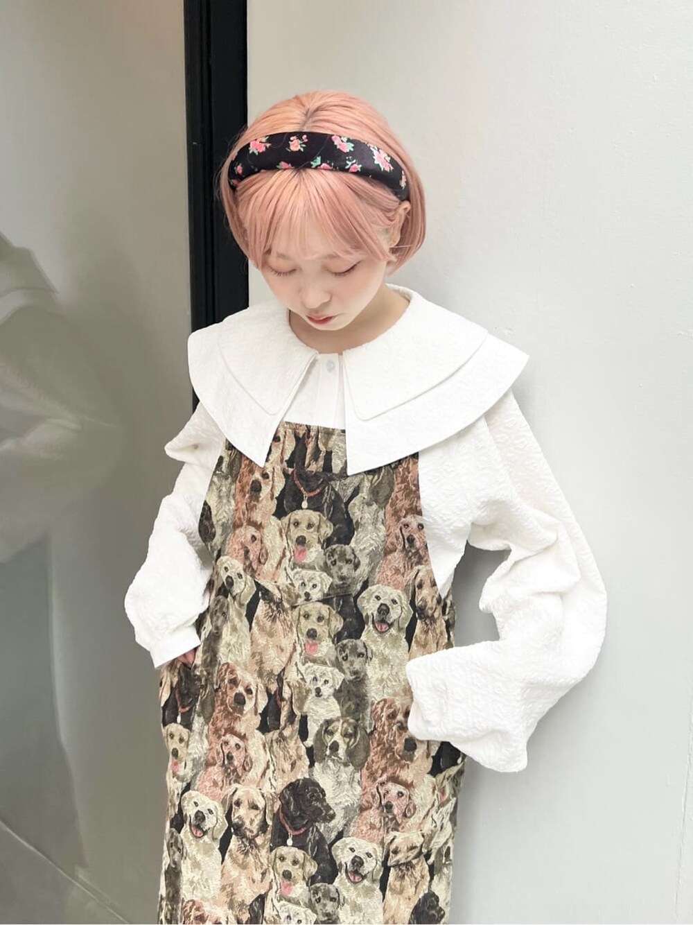 ブラック系のローファー、その他のジャンパースカート、ホワイト系のシャツ/ブラウスを着用したレディースの夏コーディネートの5枚目の写真