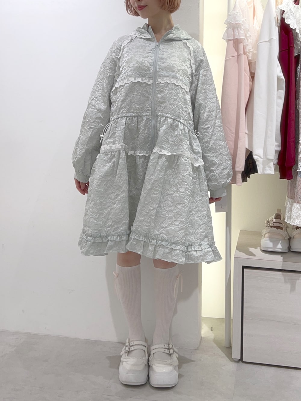 グリーン系のワンピース、ホワイト系のバックパック/リュック、ホワイト系のスニーカーを着用したレディースの秋コーディネートの6枚目の写真