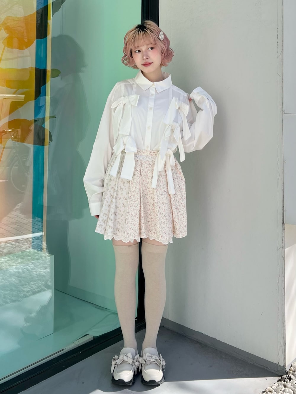 ホワイト系のシャツ/ブラウス、ピンク系のスカート、ホワイト系のスニーカーを着用したレディースの冬コーディネートの7枚目の写真