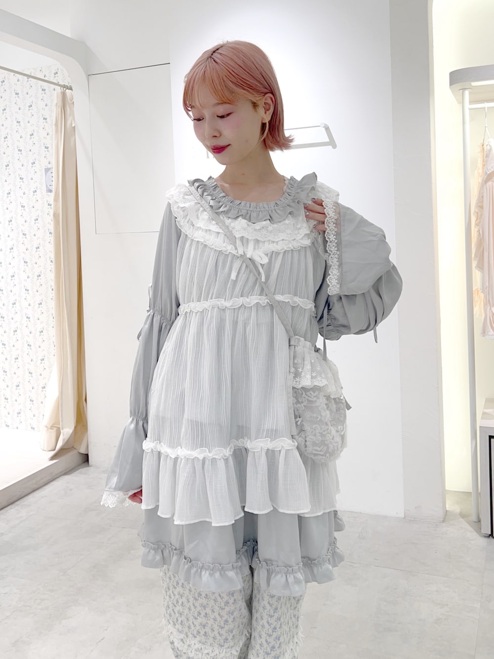 ブルー系のワンピース、ホワイト系のハンドバッグ、ブルー系のカーゴパンツを着用したレディースの夏コーディネートの5枚目の写真