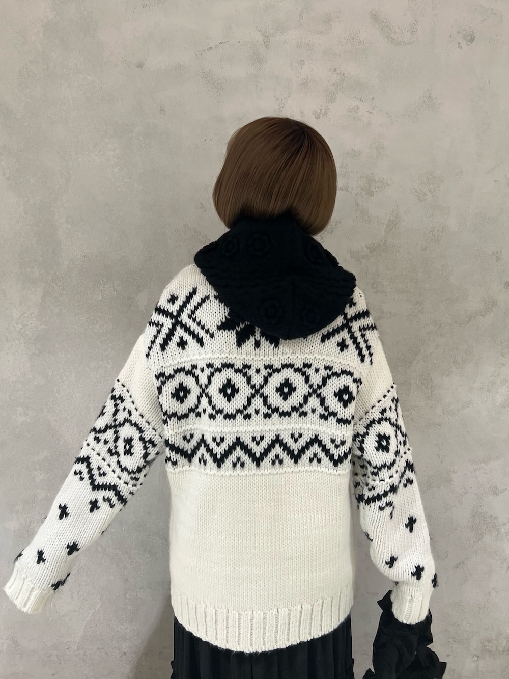 ホワイト系のニット/セーター、ブラック系のショルダーバッグ、ブラック系のモカシン/デッキシューズを着用したレディースの冬コーディネートの8枚目の写真