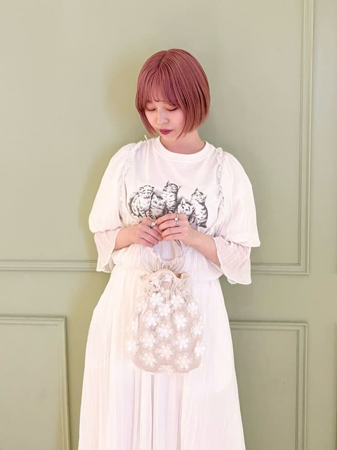 ホワイト系のハンドバッグ、ホワイト系のワンピース、ブラウン系のサンダルを着用したレディースの夏コーディネートの5枚目の写真