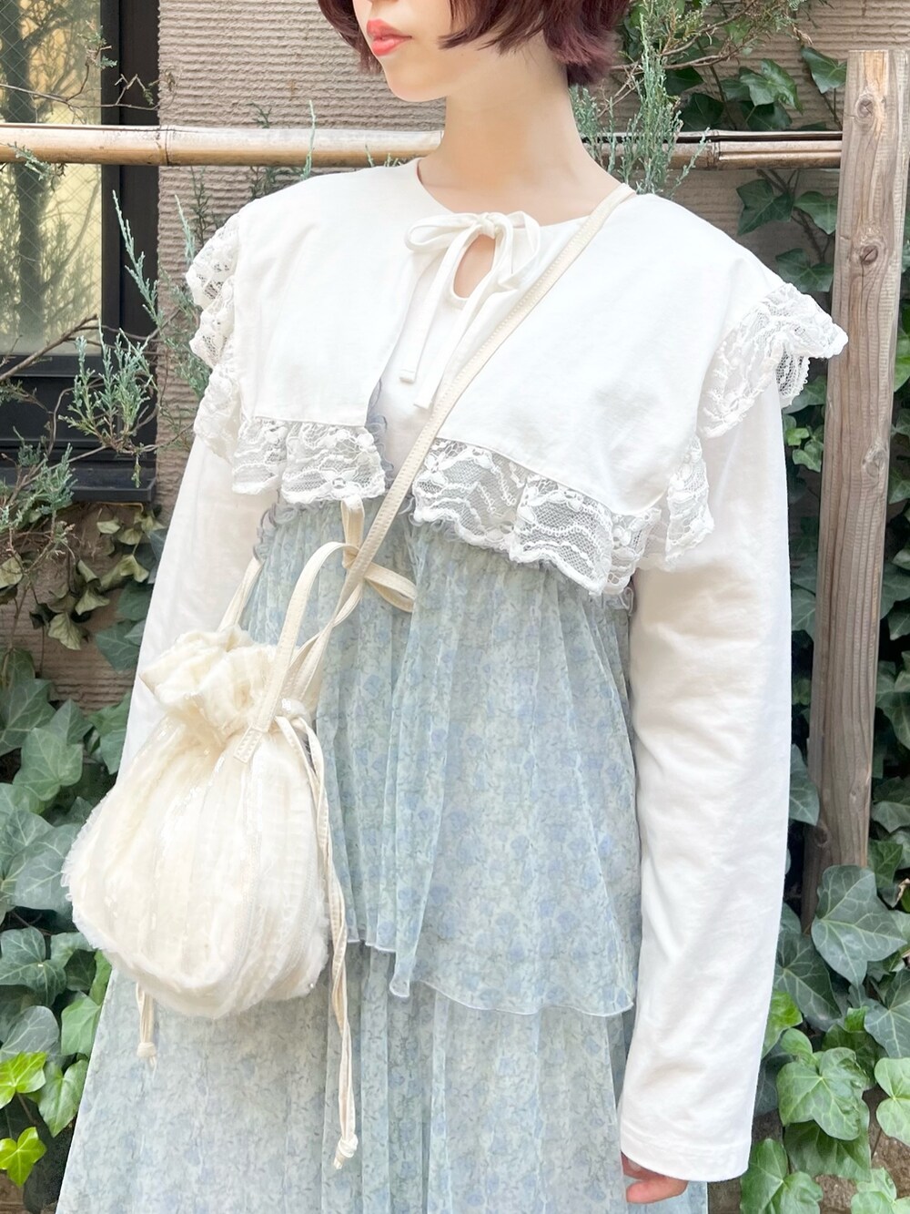 ホワイト系のパンプス、グリーン系のワンピース、ホワイト系のTシャツ/カットソーを着用したレディースの春コーディネートの8枚目の写真