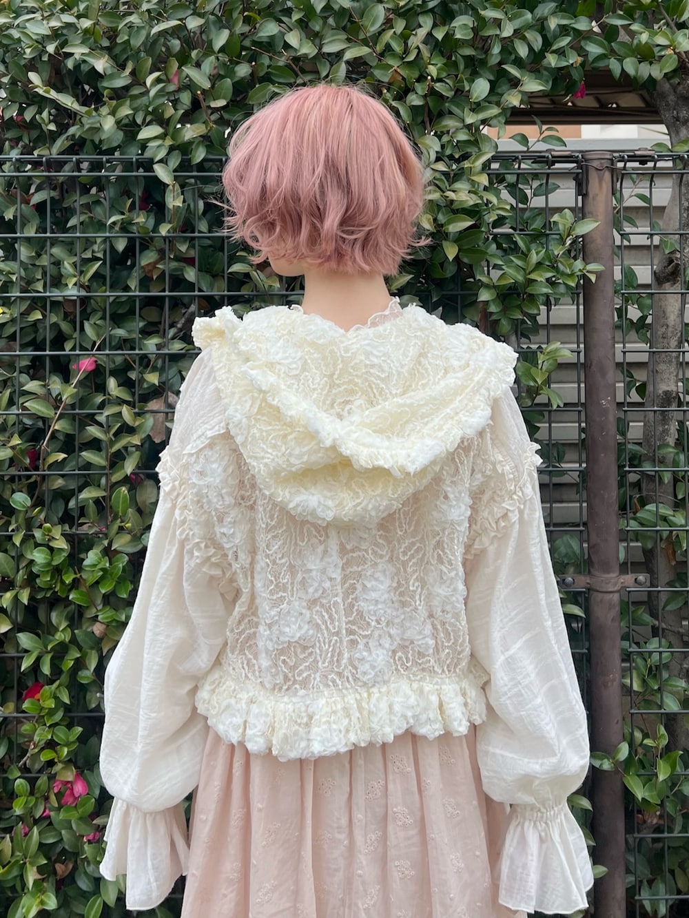 ホワイト系のブルゾン、ホワイト系のTシャツ/カットソー、ピンク系のワンピースを着用したレディースの冬コーディネートの8枚目の写真