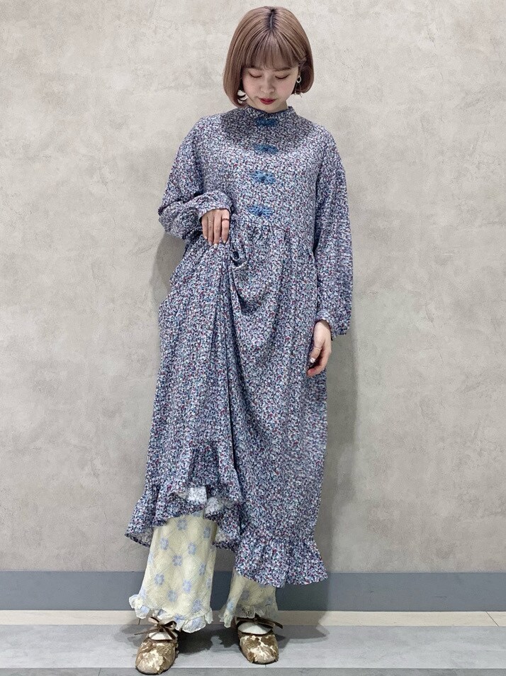 ブルー系のワンピース、ホワイト系のその他パンツ、ゴールド系のその他シューズを着用したレディースの春コーディネートの2枚目の写真