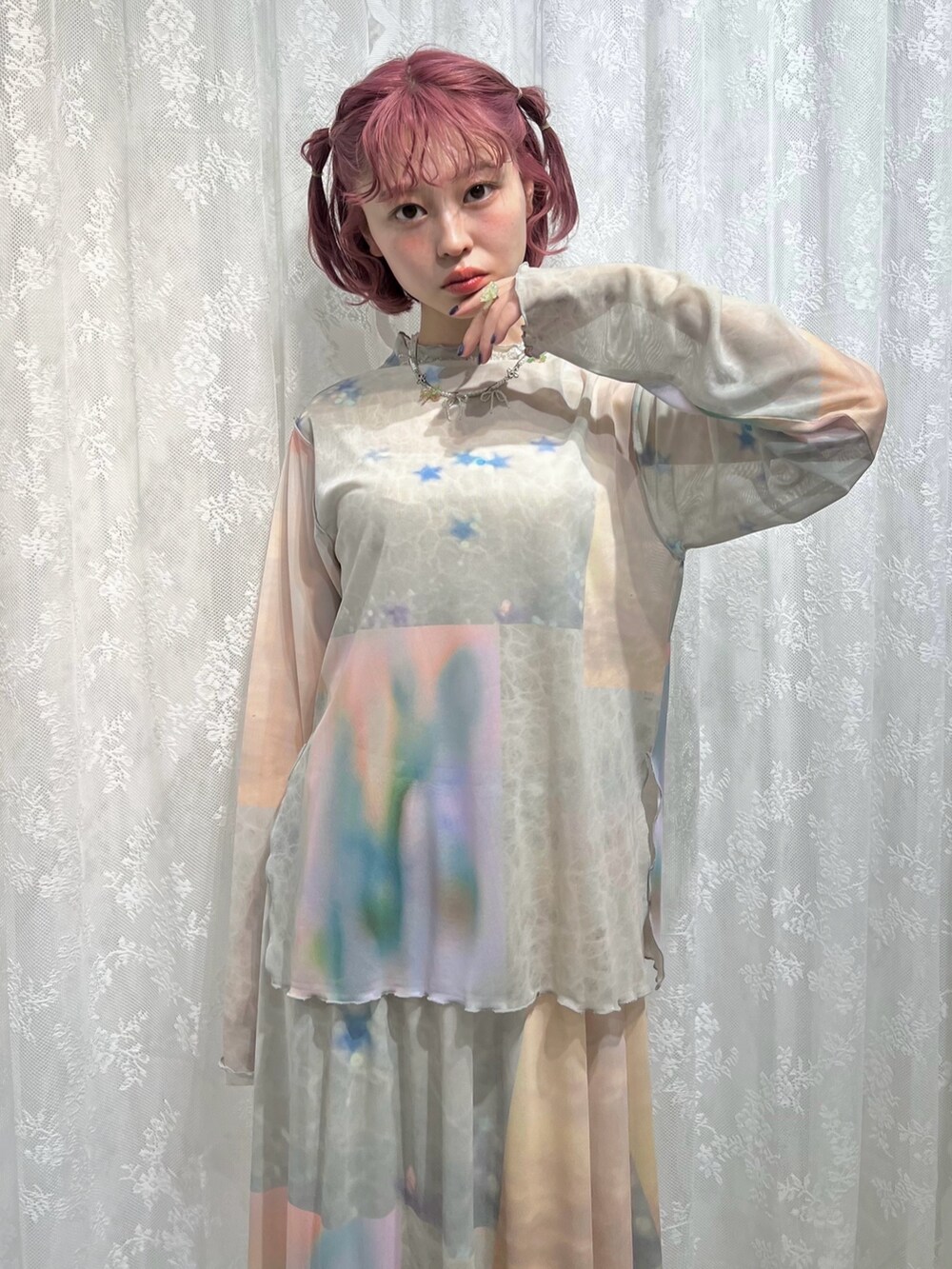ピンク系のTシャツ/カットソー、ホワイト系のスニーカー、ピンク系のスカートを着用したレディースの春コーディネートの8枚目の写真