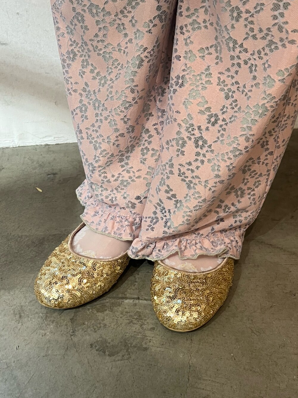 ピンク系のその他パンツ、ゴールド系のパンプス、グリーン系のワンピースを着用したレディースの春コーディネートの7枚目の写真